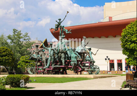 Bucarest, Romania-luglio 21,2018:il gruppo statuario " il carrello con arlecchini' di fronte al Teatro Nazionale con sculture dell'artista Ioan Bolbo Foto Stock