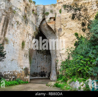 Grotta Limeston chiamato Orecchio di Dionisio (Orecchio di Dionigi) nella Neapolis sito archeologico. Siracusa, Sicilia, Italia Foto Stock