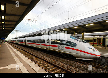 Essen, Renania settentrionale-Vestfalia, la zona della Ruhr, Germania - treno ICE a Essen stazione centrale. Essen, Renania settentrionale-Vestfalia, Ruhrgebiet, Deutschland - ICE-Zug Foto Stock