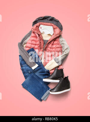 Raccolta di inverno donna abbigliamento su sfondo rosa. Composizione con una camicia di jeans e scarpe Foto Stock