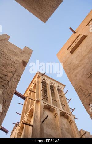 Un windtower nel vecchio quartiere mercantile di Bastakiya a Dubai, Emirati Arabi Uniti. Foto Stock