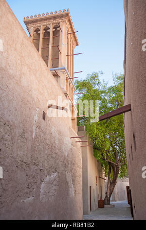 Un windtower in una corsia nel vecchio quartiere mercantile di Bastakiya a Dubai, Emirati Arabi Uniti. Foto Stock