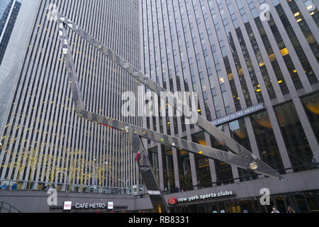 Scultura nel cortile ribassata del 1221 Avenue of the Americas. Il Palazzo era parte della più tardi il Rockefeller Center (espansione degli anni sessanta-settanta) doppiato il 'XYZ edifici. Foto Stock