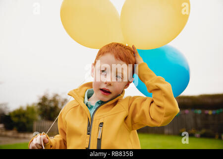 Due palloncini gialli nel cielo Foto stock - Alamy