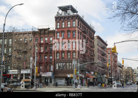 Il popolare Museo Tenement all'angolo tra Delancey e Orchard Street sul Lower East Side di Manhattan. Foto Stock