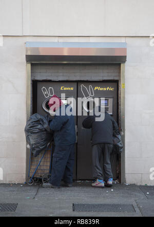 Le persone si scambiano le lattine di alluminio per contanti presso un deposito ubicazione nel quartiere Greenpoint, Brooklyn, New York. Foto Stock