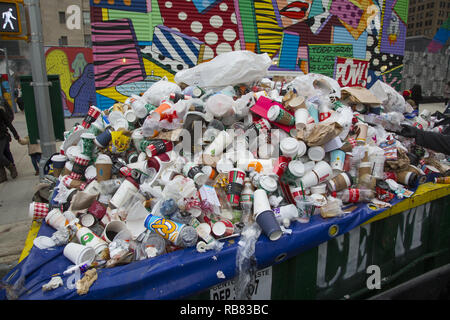Montagne di uso singola tazze da caffè, bottiglie e lattine ammucchiati dai passanti in un cassonetto al sito del World Trade Center nel centro di Manhattan, New York City. Foto Stock