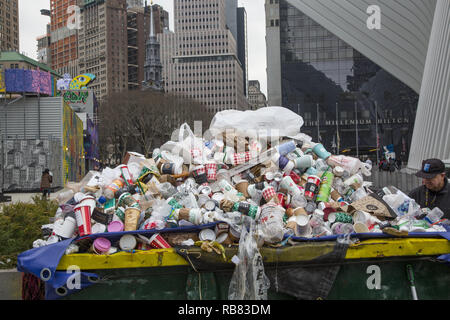 Montagne di uso singola tazze da caffè, bottiglie e lattine ammucchiati dai passanti in un cassonetto al sito del World Trade Center nel centro di Manhattan, New York City. Foto Stock