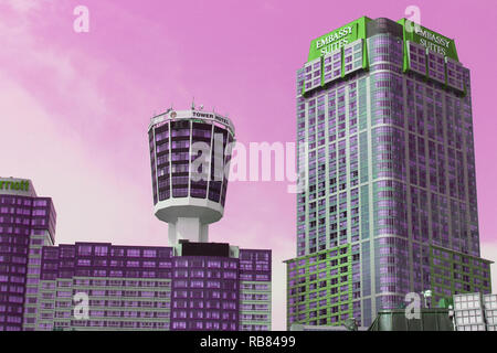 Bellissima la modifica del colore della torre e la Hilton hotel nella città di Niagara Falls, Ontario. Foto Stock