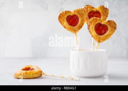 San Valentino a forma di cuore torta alle fragole pop o torta pop. Concetto di dessert. Foto Stock