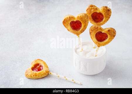 Torta alle fragole pop su un bastone per il giorno di San Valentino. Foto Stock