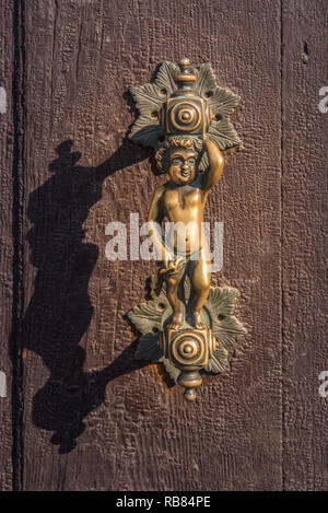 Cherubino ottone antico porta handel respingente in Venezia Foto Stock