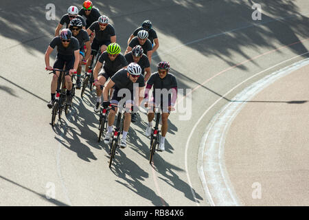 I concorrenti racing nel 2018 Brompton '48 Invitational gara ciclistica evento a Herne Hill Velodrome, London, Regno Unito Foto Stock