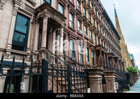 Vecchie case tipiche nel quartiere di Harlem a Manhattan, New York City, Stati Uniti d'America Foto Stock