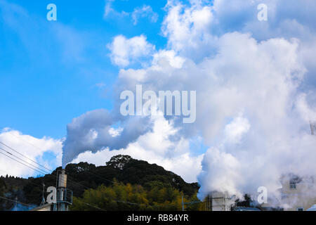 Il vapore caldo si strappa fuori del camino dalla primavera calda bathhouses in Beppu,Oita,Kyushu,Giappone Foto Stock