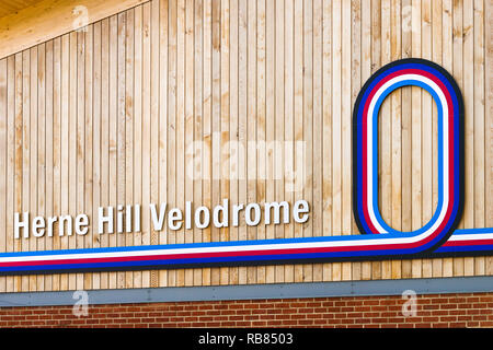 Herne Hill Velodrome segno sul lato dell'edificio principale, London, Regno Unito Foto Stock