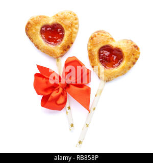 Torta alle fragole pop su un bastone per il giorno di San Valentino. Isolato. Lay piatto. Foto Stock