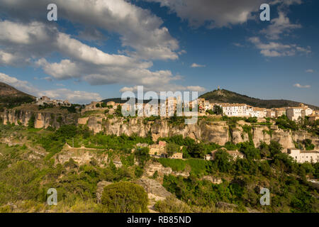 Vista delle case sospese (casas colgadas) della città storica fortificata di Cuenca in oriente-Spagna centrale, Europa. Foto Stock