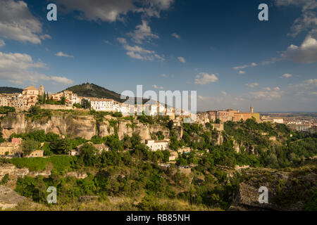 Vista delle case sospese (casas colgadas) della città storica fortificata di Cuenca in oriente-Spagna centrale, Europa. Foto Stock