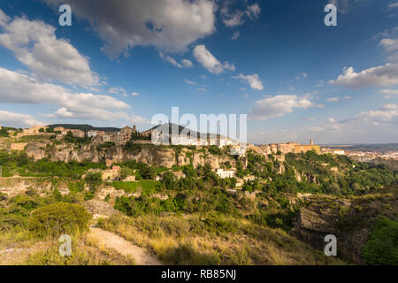 Vista delle case sospese (casas colgadas) della città storica fortificata di Cuenca in oriente-Spagna centrale, Europa. Foto Stock