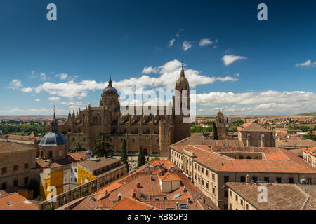 Vista su Salamanca verso la cattedrale, la storica città universitaria in Castiglia e León regione nel nord-ovest della Spagna, Europa. Foto Stock