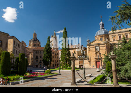 Architettura di pietra arenaria attorno a Plaza de Anaya a Salamanca, la storica città universitaria in Castiglia e León regione nel nord-ovest della Spagna, Europa. Foto Stock