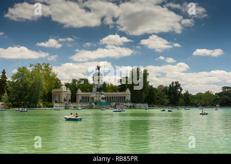 Vista su tutta la Grande Estanque del Retiro verso il monumento ad Alfonso XII del Parco del Buen Retiro, Madrid, capitale della Spagna, Europa. Foto Stock