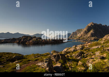 Vista dalla strada 816 attraverso il mare e le montagne a nord di Henningsvaer sulle isole Lofoten in Norvegia, l'Europa. Foto Stock
