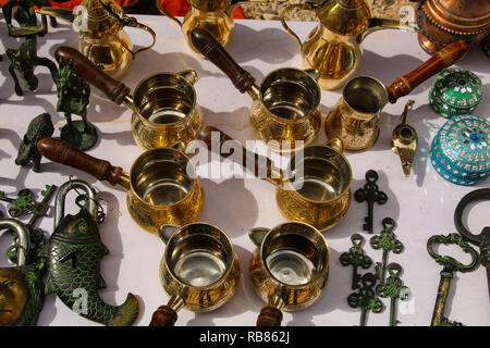 Set di rame per la produzione di caffè turco, antiche chiavi e serrature in uno dei mercati in Petra, Giordania Foto Stock