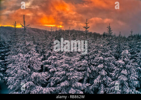 Majestic sunset in the winter mountains landscape. HDR image Foto Stock