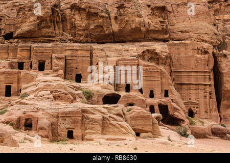 Insediamenti rupestri nell'antica città di Petra, Città Rosa, Giordania Foto Stock