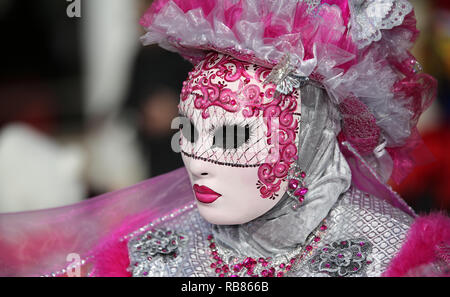 Venezia, VE, Italia - 5 Febbraio 2018: Donna con maschera a Carnevale in Piazza San Marco Foto Stock