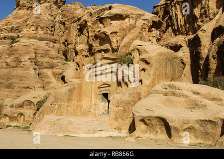 Little Petra Siq al-Barid, Wadi Musa, Giordania. Il complesso architettonico poco Petra è templi tagliato nella roccia, altari, scale, camere, ritua Foto Stock