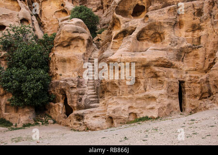 Little Petra Siq al-Barid, Wadi Musa, Giordania. Il complesso architettonico poco Petra è templi tagliato nella roccia, altari, scale, camere, ritua Foto Stock