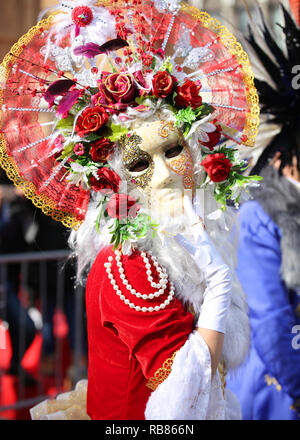 Venezia, VE, Italia - 5 Febbraio 2018: uomo o donna con grande maschera nel Carnevale Veneziano Foto Stock