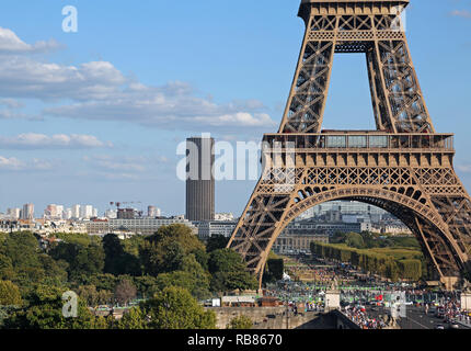 Parigi, Francia - Agosto 17, 2018: la Torre Eiffel e la tour Montparnasse in background Foto Stock