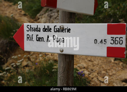 Italian segnavia con il testo che significa strada delle gallerie e rifugio alpino chiamato A. Papa in Pasubio montagna nel nord Italia Foto Stock