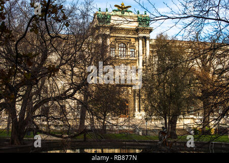 Neue Burg la costruzione di parte del palazzo di Hofburg complesso visto da Burggarten. Vienna, Austria. Foto Stock