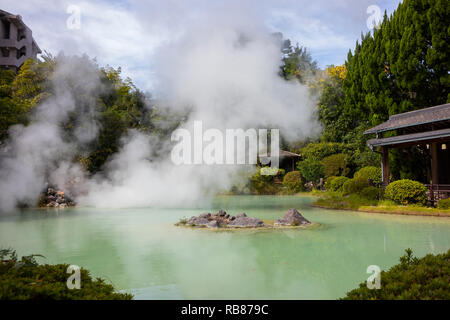 Beppu, Giappone - 2 Novembre 2018: Tatsumaki Jigoku, piscina geotermica, sull'inferno tour in Beppu Foto Stock