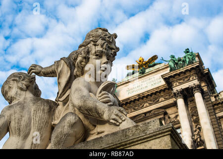 Piccoli putti in marmo a Neue Burg la costruzione di parte del palazzo di Hofburg complesso visto da Burggarten. Vienna, Austria. Foto Stock