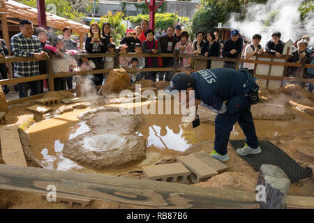 Beppu, Giappone - 2 Novembre 2018: Oniishibozu Jigoku, dimostrazione presso le piscine di fango bollente sull'inferno tour in Beppu Foto Stock