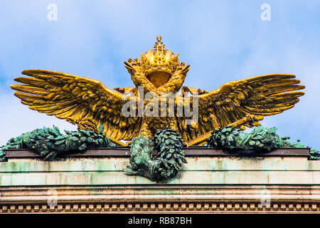 Imperiale in oro due Headed Eagle e corona regale del Palazzo di Hofburg a Vienna, in Austria Foto Stock