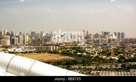 Dubai edifici visto dall'aereo in fase di decollo Foto Stock