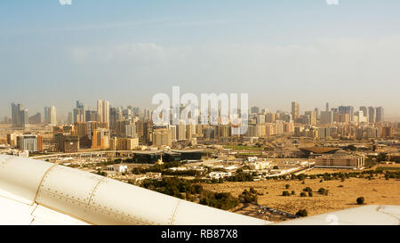 Dubai edifici visto dall'aereo in fase di decollo Foto Stock