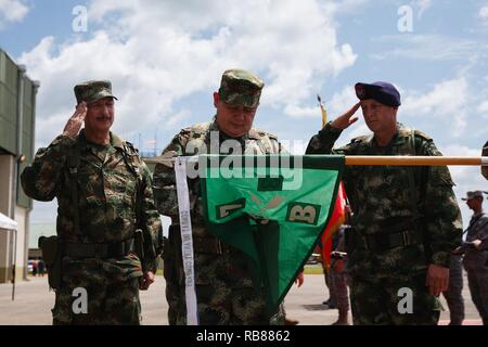 Esercito colombiano Col. Walther G. Jimenez, diritto, saluta come un colombiano ufficiale generale si colloca il "Bandera de Guerra" medaglia militare sull'U.S. Dell'esercito B. Co., 3a Bn., 7 forze speciali del gruppo guidon Dicembre 7, 2016 durante una cerimonia a Florencia. Jimenez è la Colombia dell esercito nazionale antidroga comandante di brigata. Foto Stock