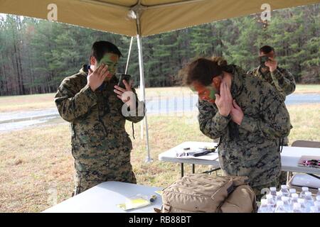 Evan Luo e Justin Miller, ingegneri di Marine Corps Systems Command's Marine Expeditionary squadra fucile team, applicare vernice mimetizzazione come parte di un obiettivo di valutazione di rivelazione in dicembre a bordo Marine Corps base Quantico, Va. MCSC ingegneri effettuavano la rivelazione del bersaglio speed trials con la lotta contro gli istruttori della Scuola di fanteria-Est per valutare quanto velocemente gli istruttori potrebbe rilevare il decoy, che erano rifiniti in variando il camuffamento ingranaggio. La valutazione è stata parte della fanteria attrezzare sfida, un impegno costante volto al Marine Corps Systems Command di sfruttare nuovi ed emergenti technologie Foto Stock