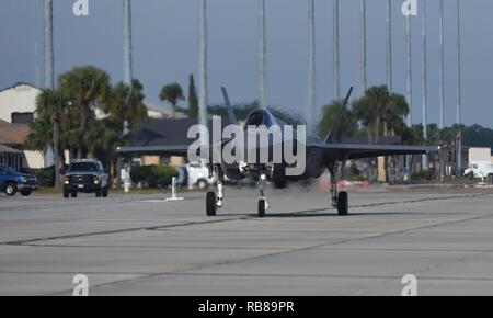 Un U.S. Air Force F-35un fulmine II da Eglin Air Force Base taxi verso il basso la Flightline prima del decollo durante la bandiera a scacchi da 17-1 a Tyndall Air Force Base Fla., 8 dicembre, 2016. Uno dei principali obiettivi della bandiera a scacchi è quello di garantire l'integrazione e la coesione tra tutte le piattaforme di aeromobili e di personale durante il combattimento reale integrazione in uno scenario reale. Foto Stock