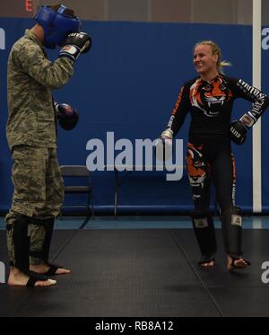 Stati Uniti Air Force aviatori lavorare fuori con Valentina Shevchenko, UFC Peso gallo fighter, a base comune Langley-Eustis, Virginia, 8 dicembre, 2016. Schevchenko girato l'installazione insieme al compagno di combattenti Ben Rothwell e Lorenz Larkin e MAA radio host. Foto Stock