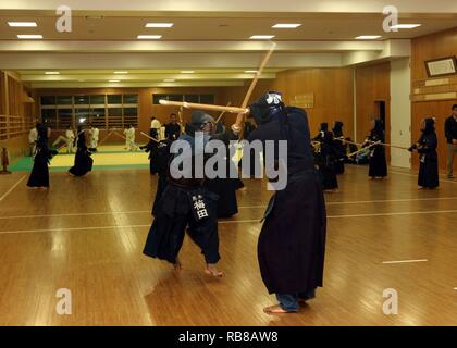 CAMP KENGUN, città di Kumamoto, Prefettura di Kumamoto, Giappone - stati uniti i membri del servizio spar insieme durante la formazione di Kendo dopo aver ricevuto istruzioni da un locale trainer giapponese. I soldati hanno frequentato corsi di formazione di Kendo presso la città di Kumamoto stazione di polizia per promuovere buone relazioni tra i militari statunitensi e il popolo giapponese durante Yama Sakura 71. Esercizio Yama Sakura 71 è annualmente un posto di comando esercizio co-sponsorizzato da U.S. Pacifico esercito e il JGSDF a Camp Kengun da Dic. 1-13. Lo scopo di questo esercizio è di migliorare gli Stati Uniti e il Giappone del combat readiness e interoperabilità mentre il rafforzamento Foto Stock