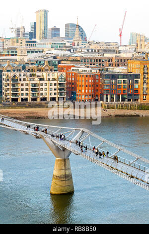 LONDON, Regno Unito - 22 Marzo: Millennium bridge a Londra il 22 marzo 2009. Vista aerea del nuovo ponte pedonale e la città di Londra, Regno Unito Foto Stock